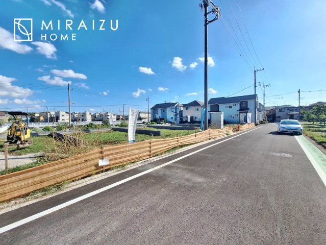 【外観】 | 青く澄み渡った綺麗な空と、陽の光をたっぷりと受ける、そんな新築住宅で新生活をスタートしてみませんか？見学・ご相談等、ミライズホーム(株)までお気軽にご連絡下さい。