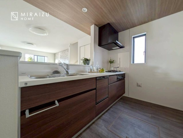 【キッチン】 | 収納に様々な工夫がされていて出しやすく片付けやすい、散らかりにくいキッチンになっています！人工大理石の天板や深型シンクなど、デザイン性と機能性を兼ね備えているので見せたいキッチンになっています。