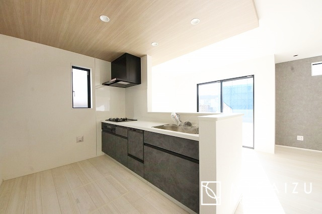 【キッチン】 | 広々としたキッチンは大きな深型シンク、3口コンロ、換気扇、大きなお鍋から小物まで取り出しやすさを考えられた引き出し収納の付いたシステムキッチンです。