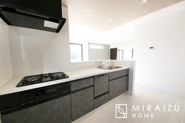 【キッチン】 | 収納力と機能性を備えたシステムキッチン。圧力鍋や大きなフライパンなどの調理器具から調味料など幅広く収納し、お料理のしやすいつくりになっています。