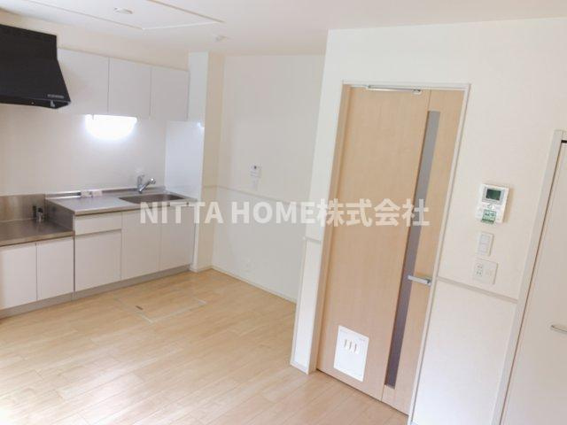 オーブ　コリーヌの内装|リビングルームについたバルコニーです◇