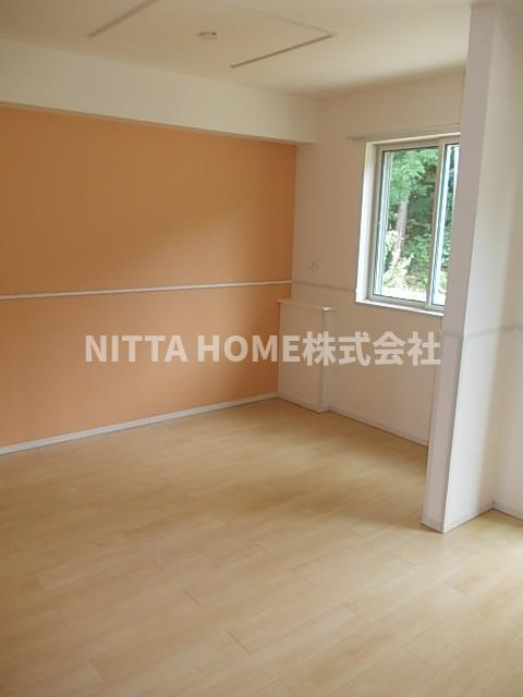 オーブ　コリーヌの居間・リビング|１０．２帖のリビングルームです＊バルコニーがついています◇