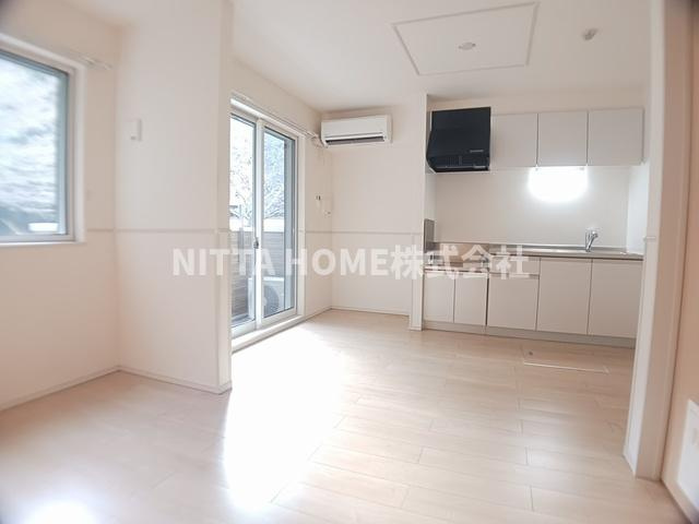 オーブ　コリーヌの居間・リビング|１０．２帖のリビングルームです＊バルコニーがついています◇