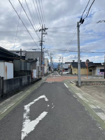 西条市小松町新屋敷【460】72.11坪の前面道路含む現地写真