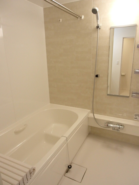 ファミーユⅠの浴室|★１坪バス：ゆったりと寛げます★