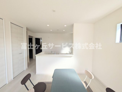 【キッチン】 | 豊橋市高師町 新築一戸建て | 前から見たキッチンです