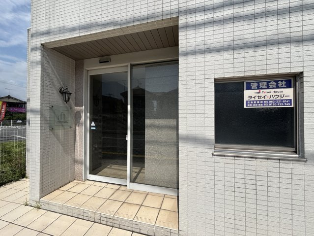 グラビスコート西原駅前のエントランス