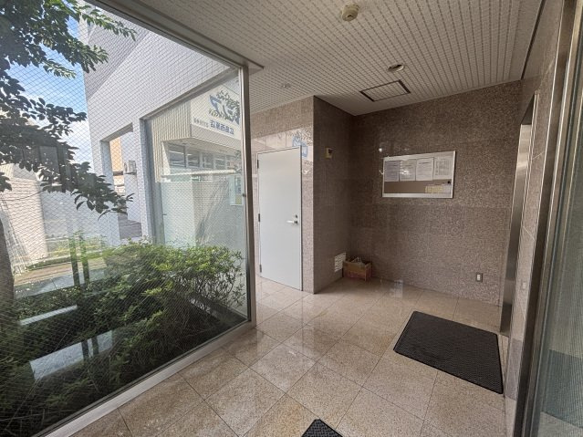 グラビスコート西原駅前のエントランス