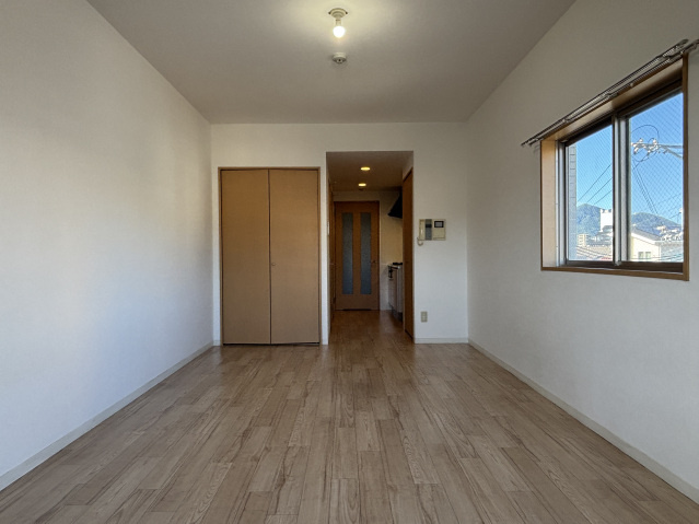 グラビスコート西原駅前の居間・リビング