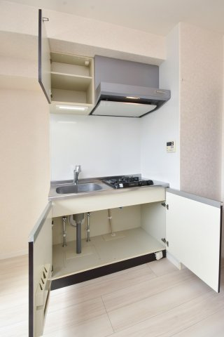 サヴォイザ・フォースフォー　6階のキッチン|別号室のものになります。現状優先。
※フローリング、キッチンの色が異なります。