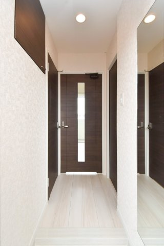 サヴォイザ・フォースフォー　6階の玄関|別号室のものになります。現状優先。
※フローリング、扉の色が異なります。