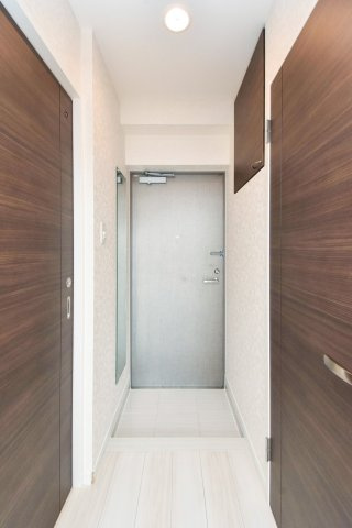 サヴォイザ・フォースフォー　6階の玄関|別号室のものになります。現状優先。
※フローリング、扉の色が異なります。