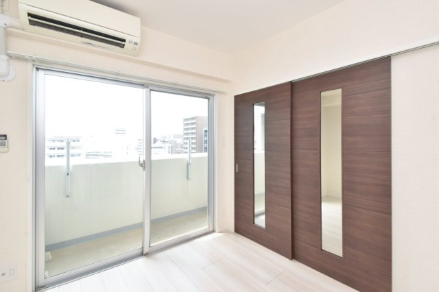 サヴォイザ・フォースフォー　6階の洋室|別号室のものになります。現状優先。
※フローリング、扉の色が異なります。