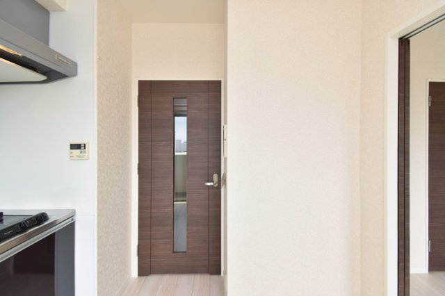 サヴォイザ・フォースフォー　6階の居間・リビング|別号室のものになります。現状優先。
※フローリング、扉の色が異なります。