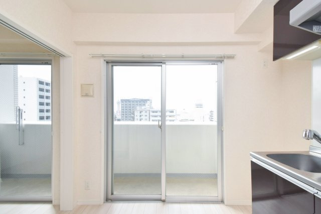 サヴォイザ・フォースフォー　6階の居間・リビング|別号室のものになります。現状優先。
※フローリング、キッチンの色が異なります。