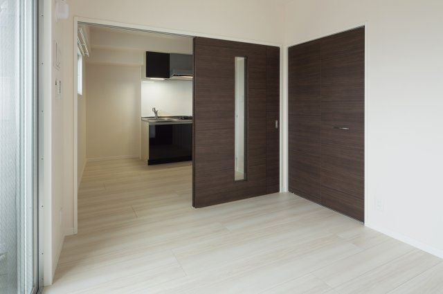 サヴォイザ・フォースフォー　6階の洋室|別号室のものになります。現状優先。
※フローリング、扉の色が異なります。