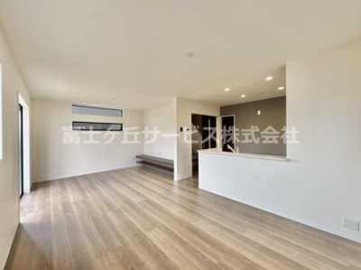 【居間・リビング】 | 豊橋市東脇4丁目 新築一戸建て 2号棟 | ＬＤＫです