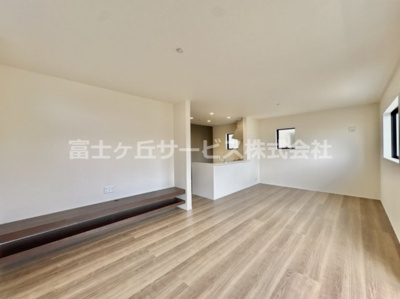 【居間・リビング】 | 豊橋市東脇4丁目 新築一戸建て 2号棟 | ゆったりとしたリビングです