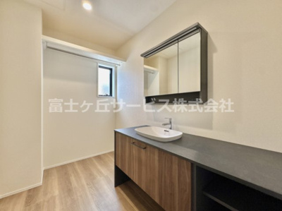 【洗面所】 | 豊橋市東脇4丁目 新築一戸建て 2号棟 | コンパクトで使いやすい洗面所