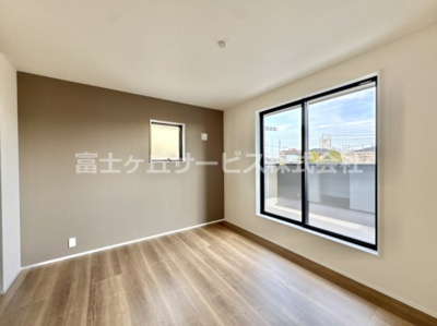 【寝室】 | 豊橋市東脇4丁目 新築一戸建て 2号棟 | 広くて明るい寝室