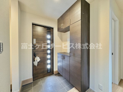 【玄関】 | 豊橋市東脇4丁目 新築一戸建て 2号棟 | シンプルで使いやすい玄関です