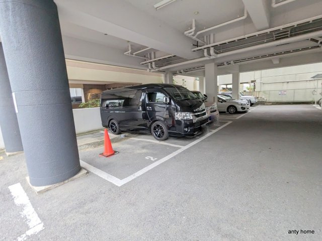 ロイヤルコート江坂　仲介手数料無料の駐車場