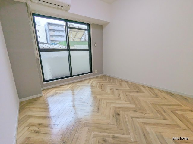 ロイヤルコート江坂　仲介手数料無料の居間・リビング