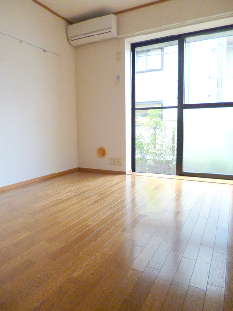 エバーグリーン笹塚の居間・リビング|☆防犯シャッター付きで安心です☆