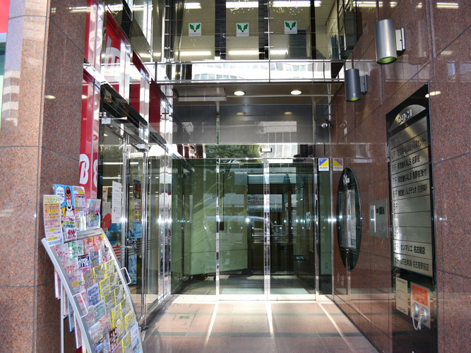 大一名駅ビルのエントランス