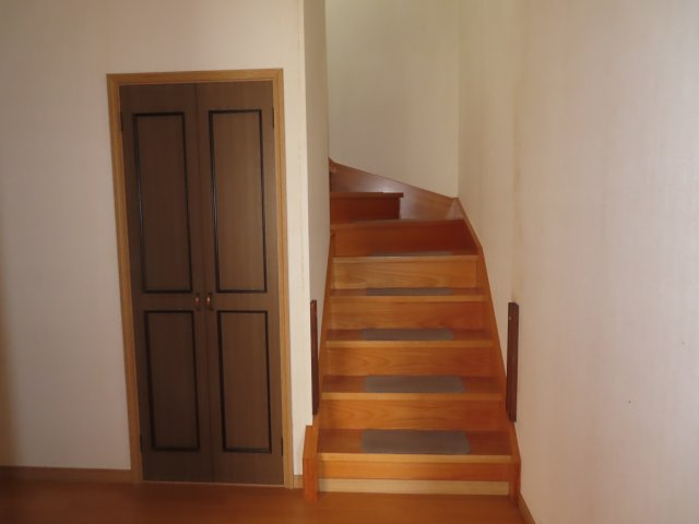 北見市高栄西町３丁目９番３０号　中古売家外土地５筆のその他共用部分|階段・収納