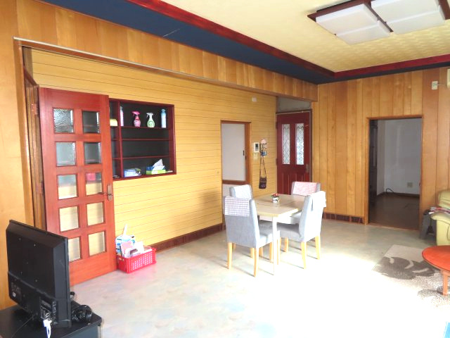 【居間・リビング】 | 北見市高栄西町３丁目９番３０号　中古売家外土地５筆