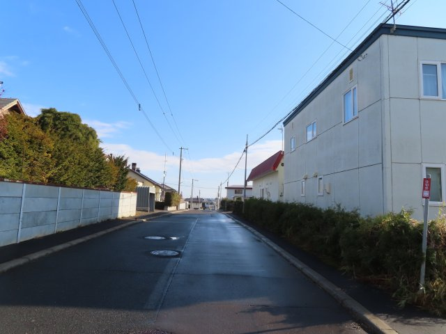 【前面道路含む現地写真】 | 北見市高栄西町３丁目９番３０号　中古売家外土地５筆