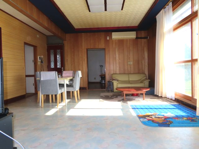 【居間・リビング】 | 北見市高栄西町３丁目９番３０号　中古売家外土地５筆