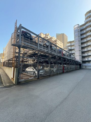 ローレルハイツ神戸１号棟の駐車場|車をお持ちの方に嬉しい駐車場付きの物件です