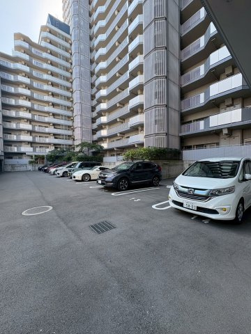 ローレルハイツ神戸１号棟の駐車場