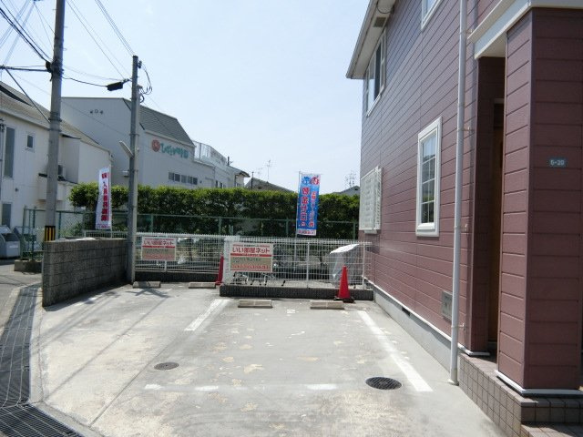 ペニーレーン茨木の駐車場