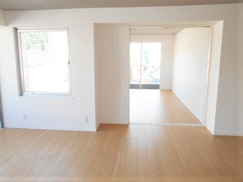 牛田ハイムの居間・リビング|リビング・ダイニング・洋室（約6.3畳）※2021年9月撮影