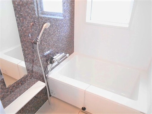 牛田ハイムの浴室|窓のある明るいバスルーム　※2021年8月撮影