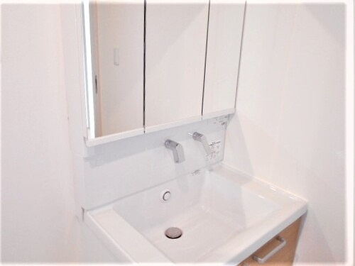 牛田ハイムの洗面所|三面鏡付き洗面化粧台　※2021年8月撮影