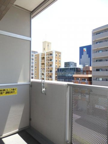 カーサ・フィオーレ中広通りのバルコニー|外からの目が気にならないバルコニーで洗濯物が干せます