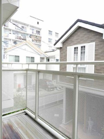 イリスＢのバルコニー|暖かな日差しのふりそそぐバルコニー