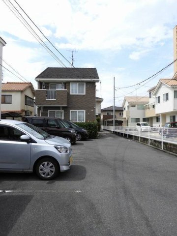 イリスＢの駐車場|車をお持ちの方に嬉しい駐車場付きの物件です