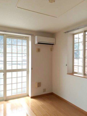 レジデンスＫ　Ⅱの居間・リビング|こちらの居間で趣味の時間をお楽しみください