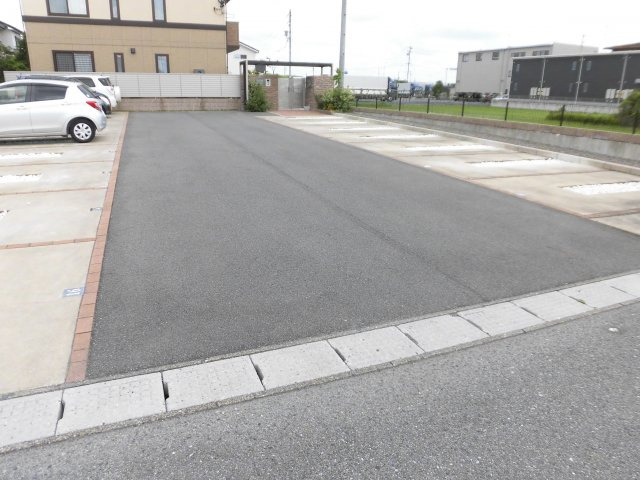 花水木三番館の駐車場