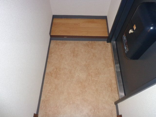 俊成マンションの玄関