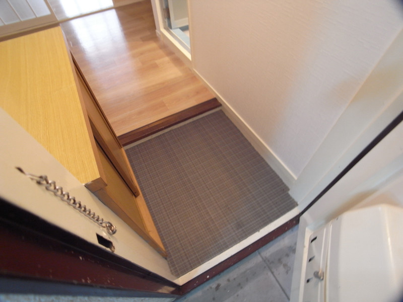 鯉川マンションの玄関