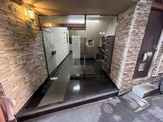 鯉川マンションのエントランス