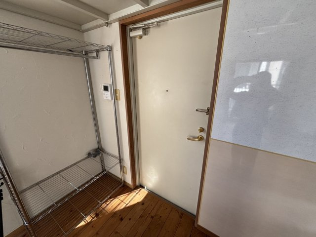 甲柔館アパートの玄関