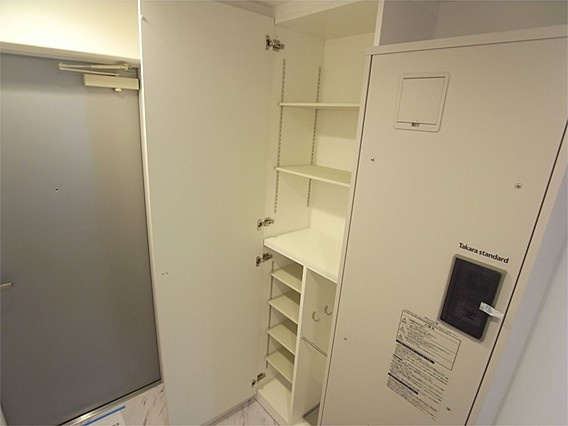 アドバンス三宮ステージアの玄関