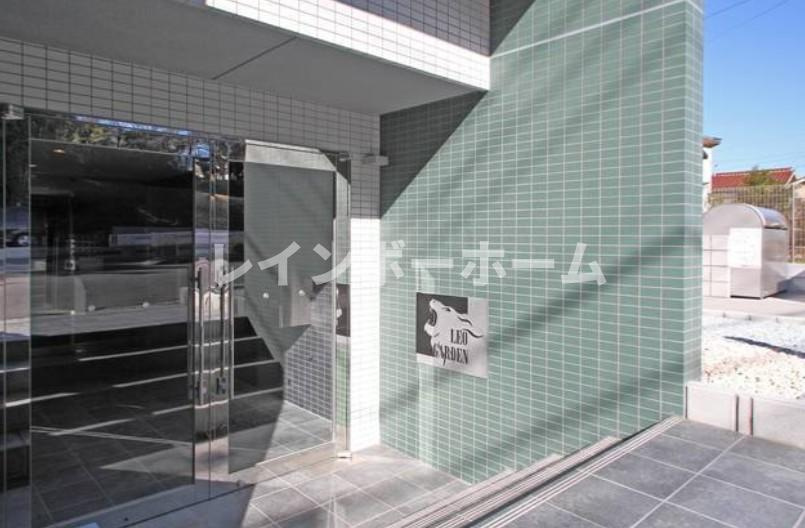 レオ四拾六番館のエントランス